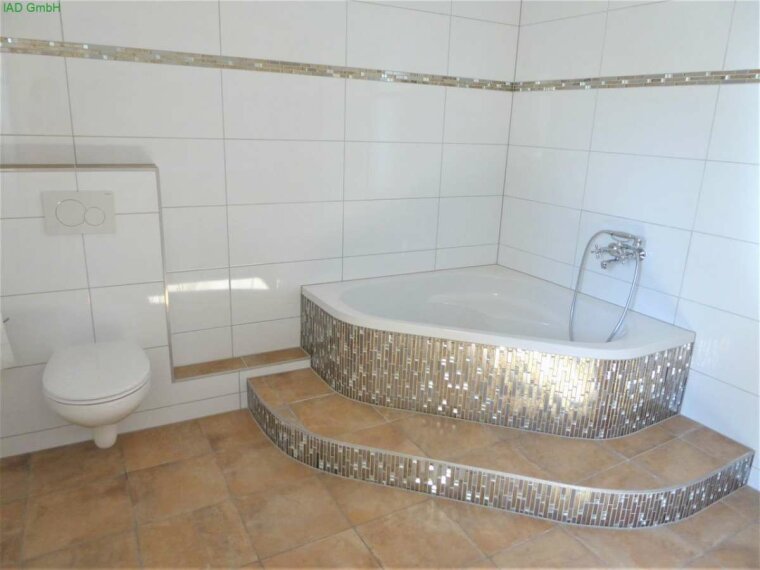 Tageslichtbad mit Eckbadewanne