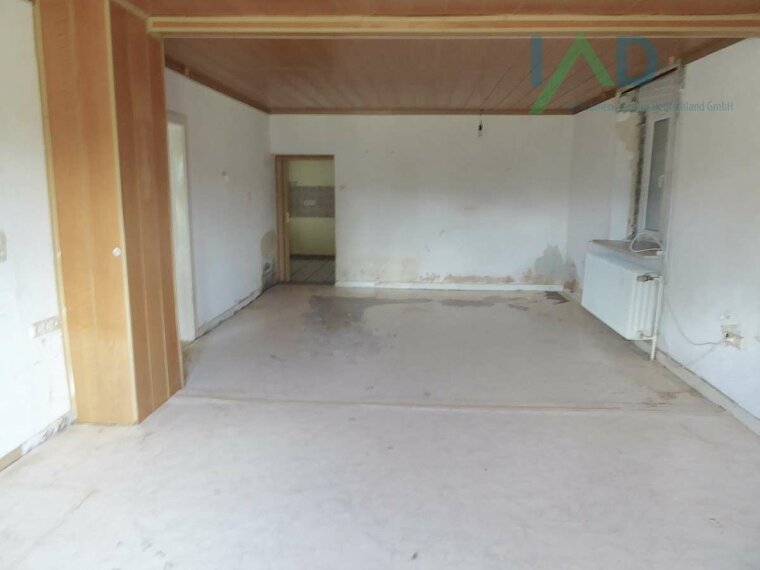 Wohnzimmer mit Eingang Küche E