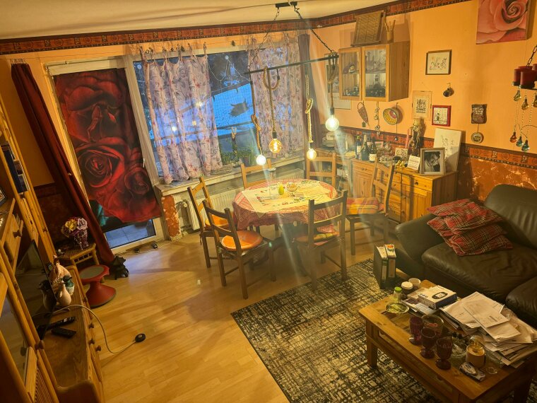 Wohnzimmer mit Balkon