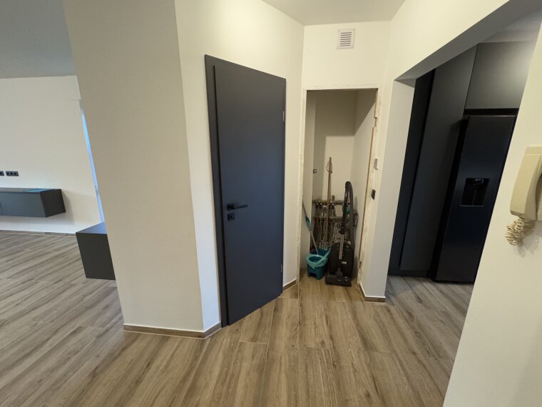 Abstellraum/ links Tür GästeWC