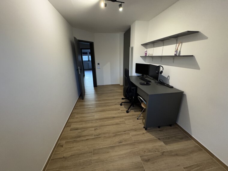 Schreibtisch+Aktenschrank inkl