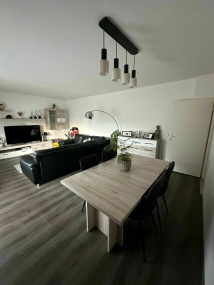 Wohnzimmer mit Balkon