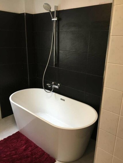 Freihstehende Badewanne und bo