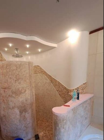 Bad mit Dusche und Badewanne