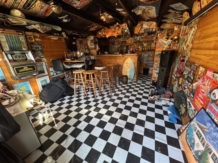 Gartenlaube mit Bar von innen