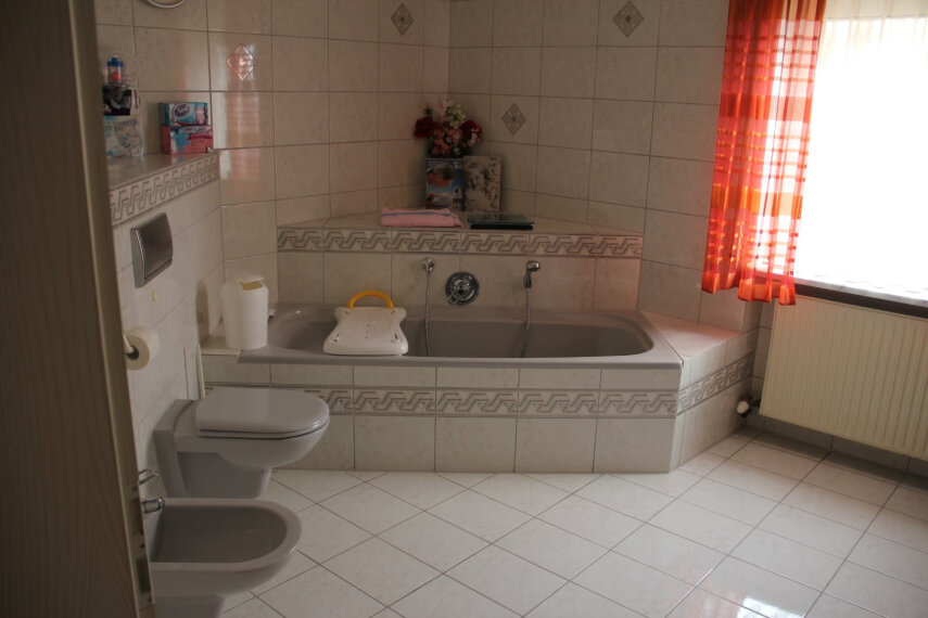 Bad mit Badewanne und Dusche