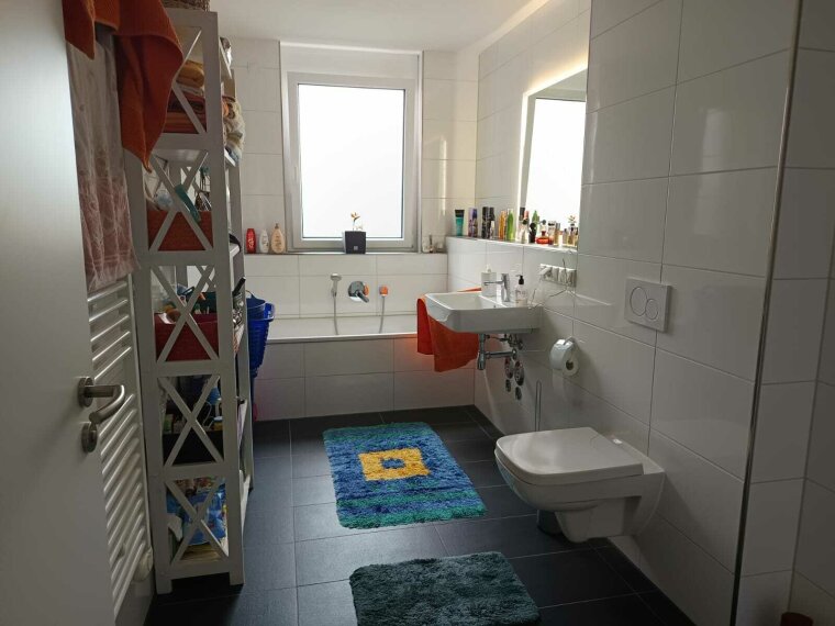 Tageslichtbad mit Wanne