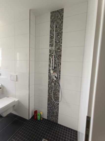 und ebenerdige Dusche 
