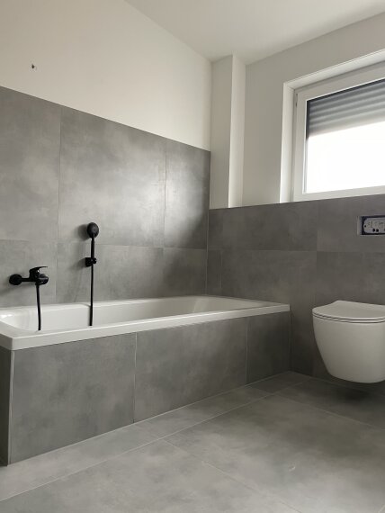 Badezimmer mit Wanne 