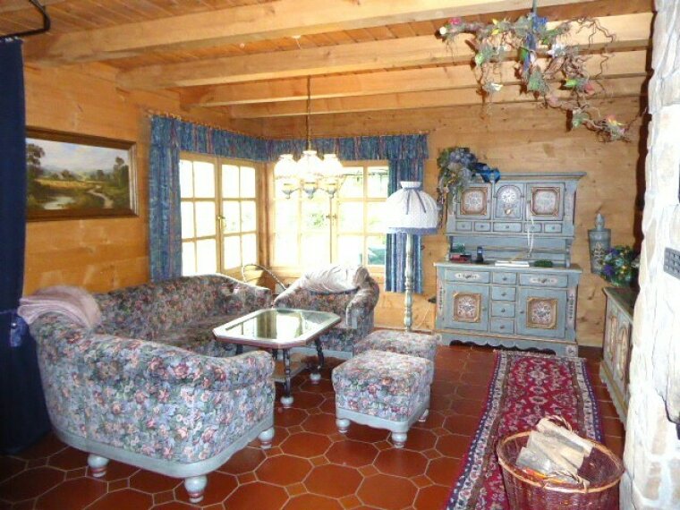 Blick aus Küche in Wohnzimmer