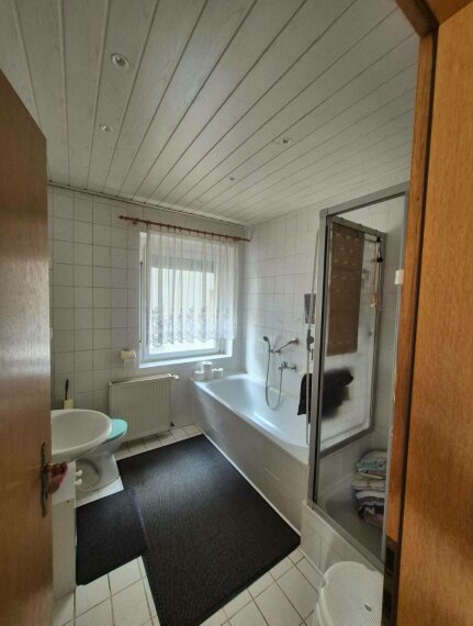 Bad mit Badewanne und Dusche