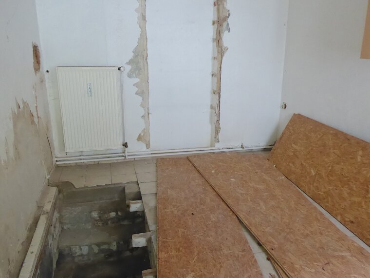 Raum mit Treppe in den Keller vorne