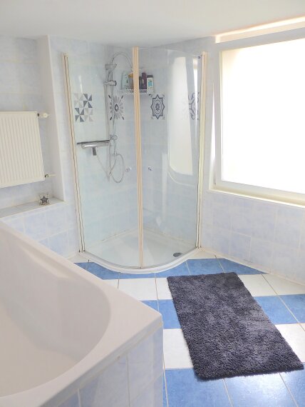 Bad mit Wanne und Dusche EG