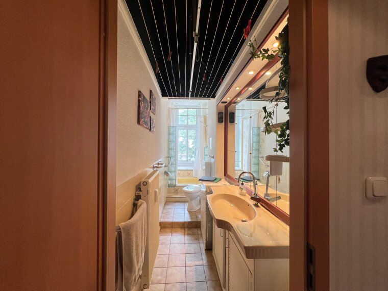 Helles Bad mit hoher Decke