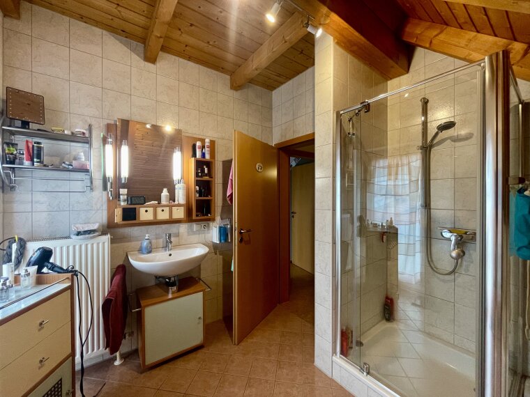 Bad mit Dusche im OG