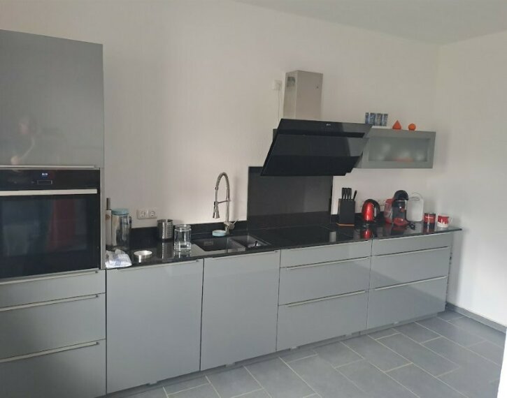 Offener Küchenbereich mit EBK