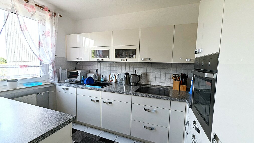 moderne und gepflegte Einbauküche