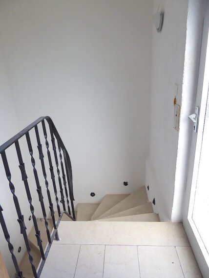 Eingang und Treppe OG