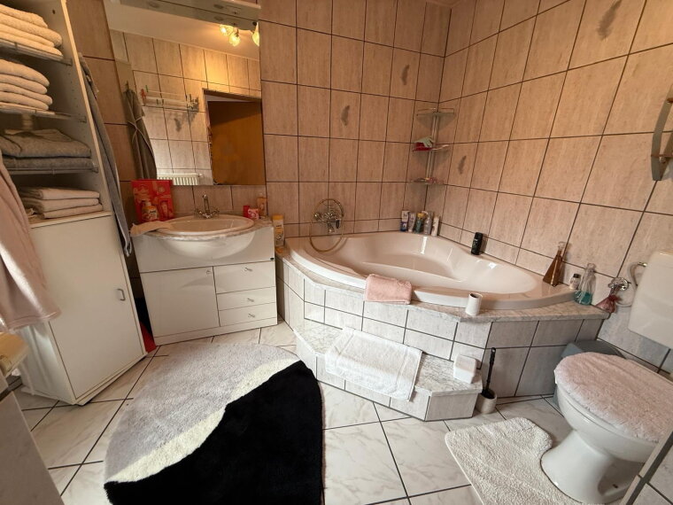 Tageslichtbad mit Wanne  I.OG