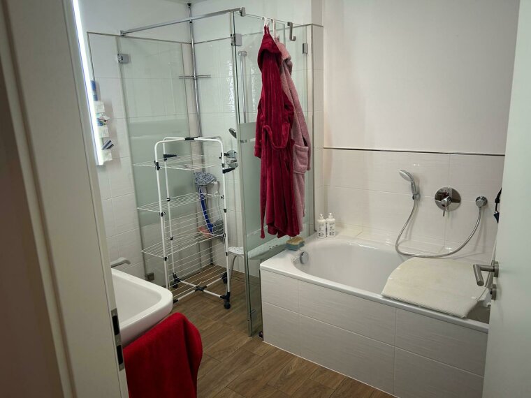 Bad mit Wanne und Dusche