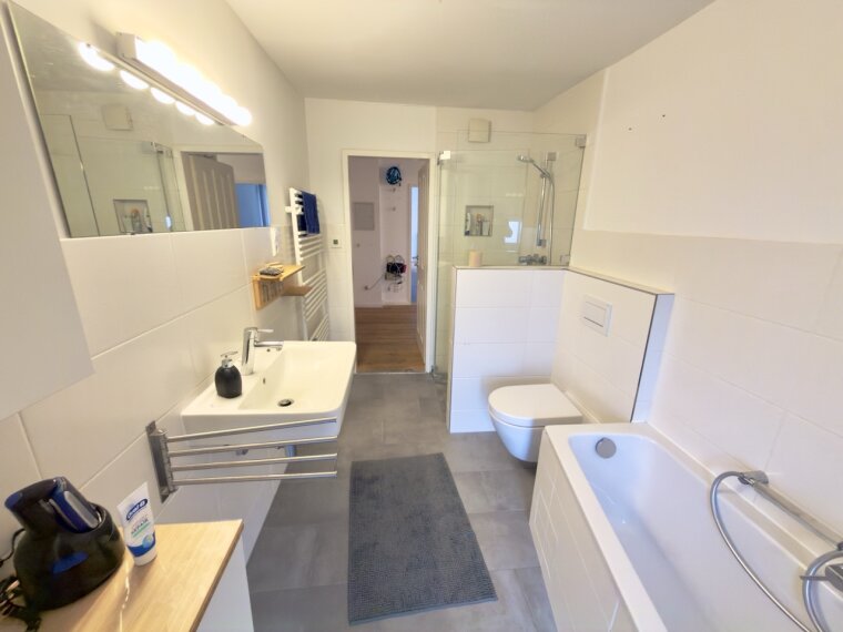 Bad mit Dusche und Wanne