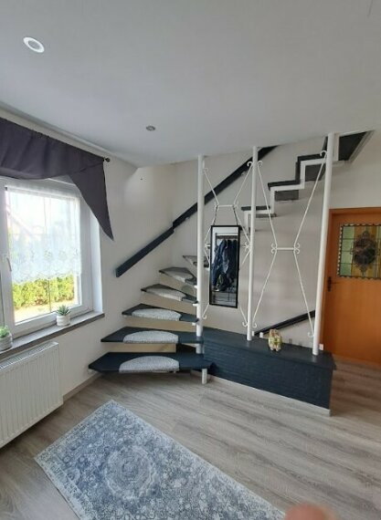 Flur mit Aufgang zum DG