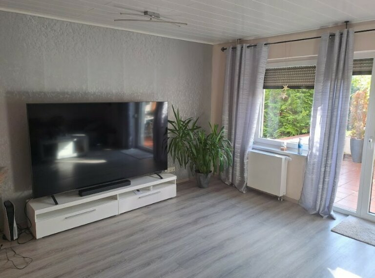 Wohnzimmer mit Zugang zur Terrasse