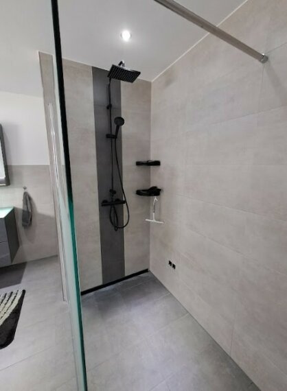 Große Dusche im Bad