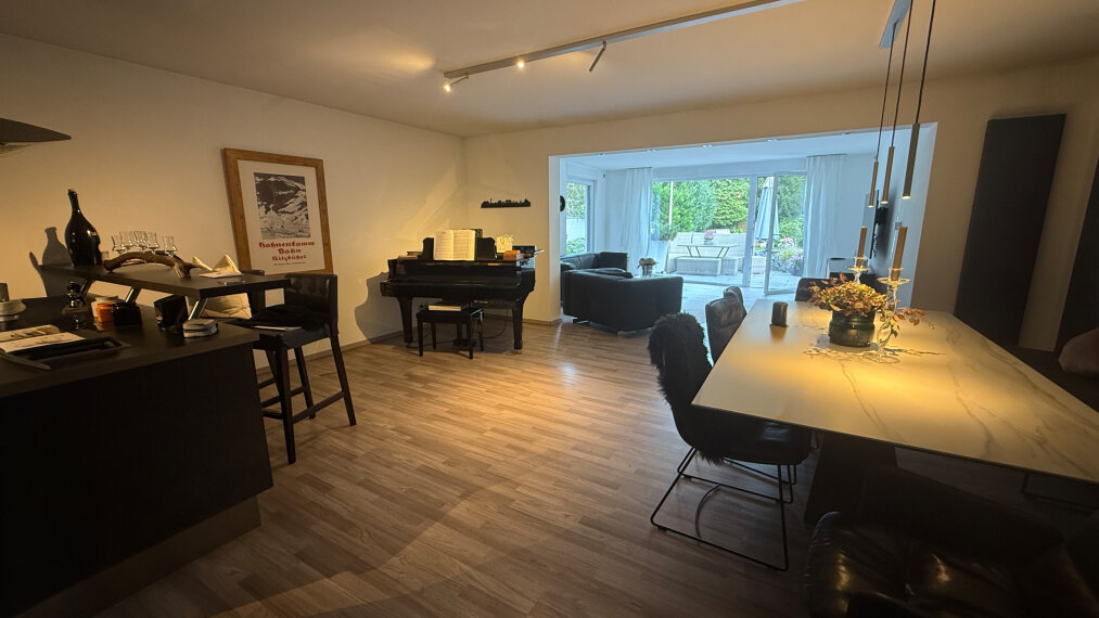 Wohnzimmer mit Essbereich