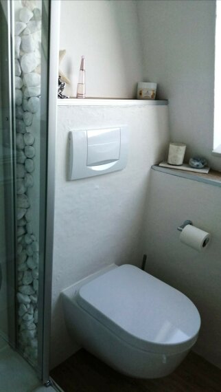 Badezimmer mit Dusche und WC