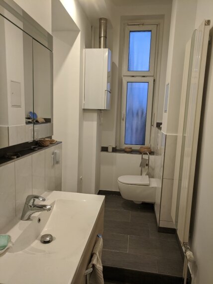 Bad mit Dusche und Fenster