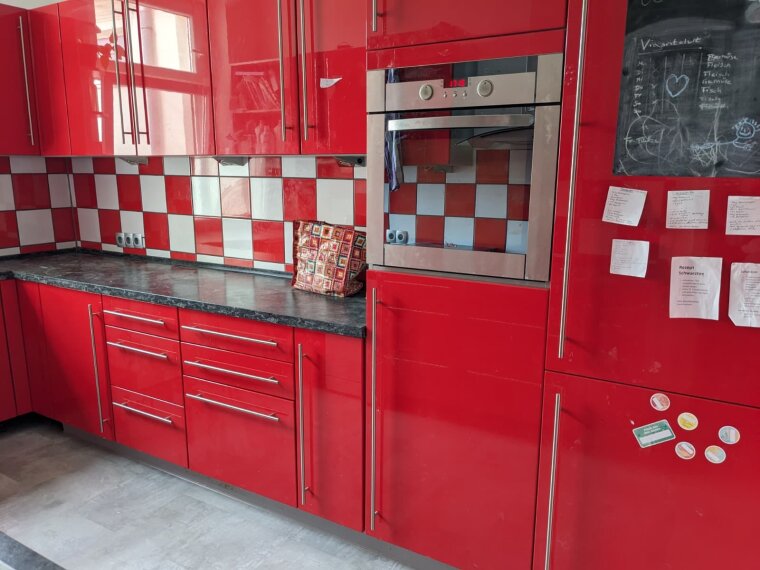 Große Einbauküche mit Fenster