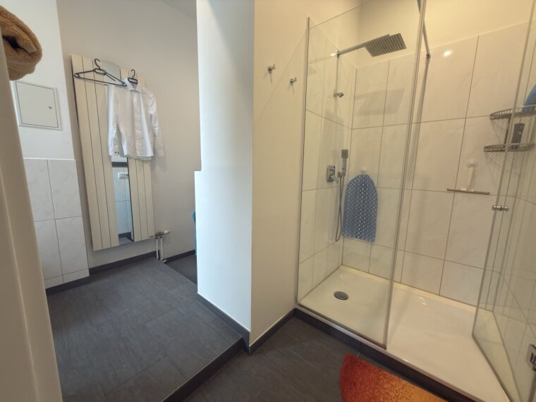 Bad mit Dusche und Fenster