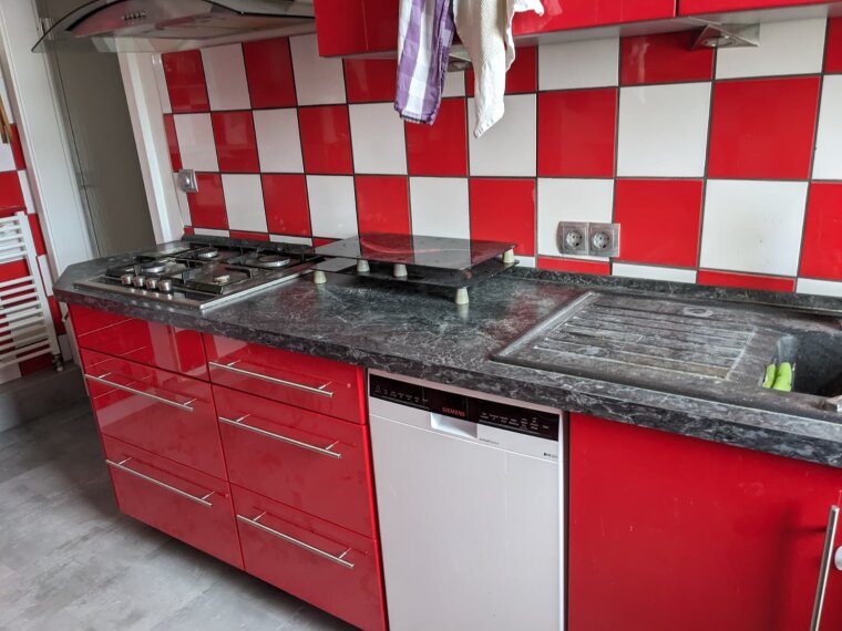 Große Einbauküche mit Fenster