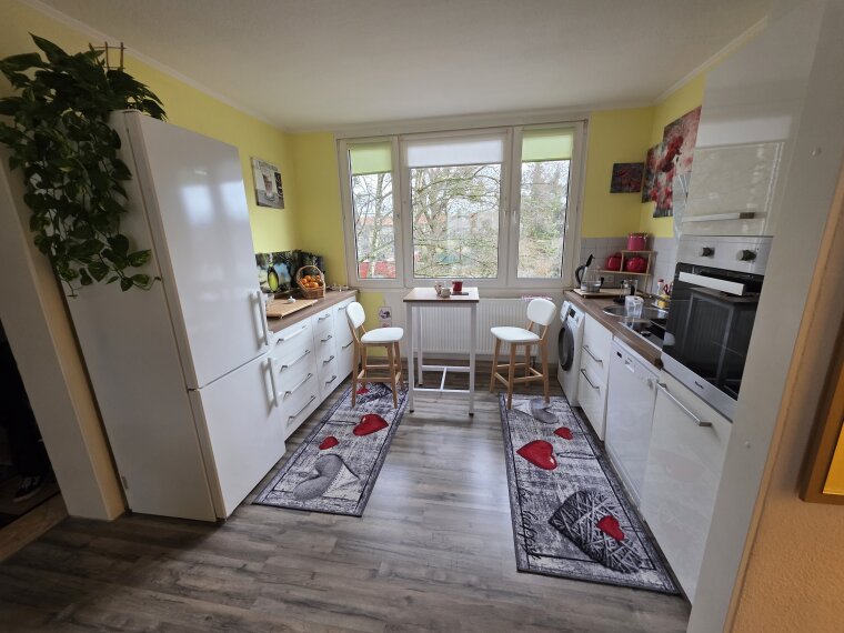 Küchenbereich mit Einbauküche 