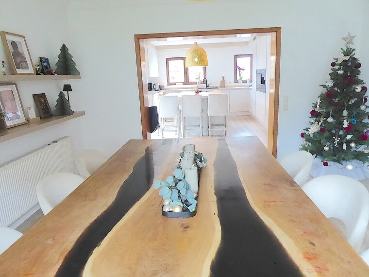 Essbereich und offene Küche Wohnung hinten