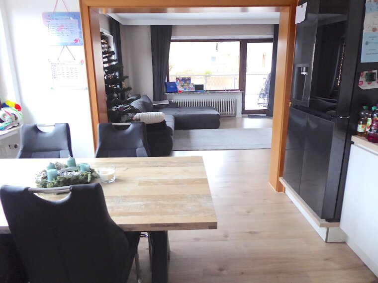 Küche und Wohnbereich Wohnung vorne