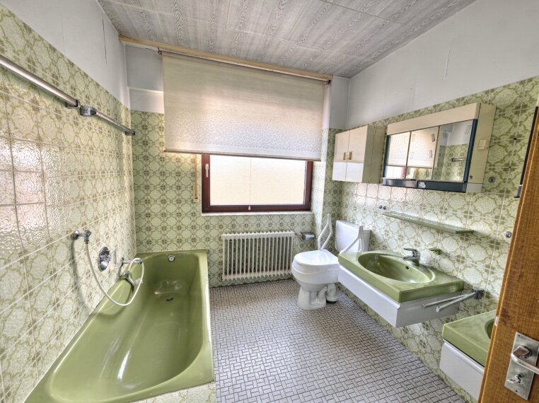 Bad mit Dusche und Wanne