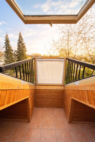 Offene Dachbalustrade mit Sonnenlicht