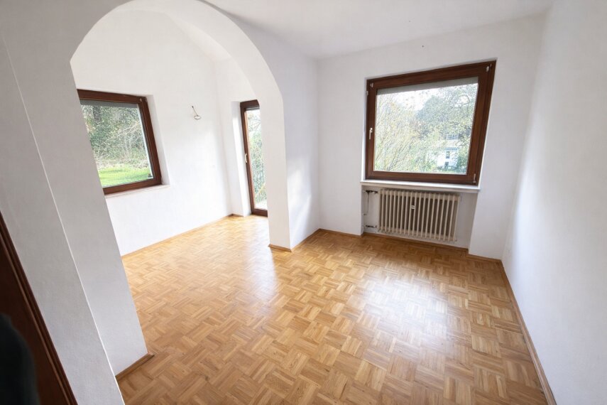 Heller Raum mit architektonischen Akzenten