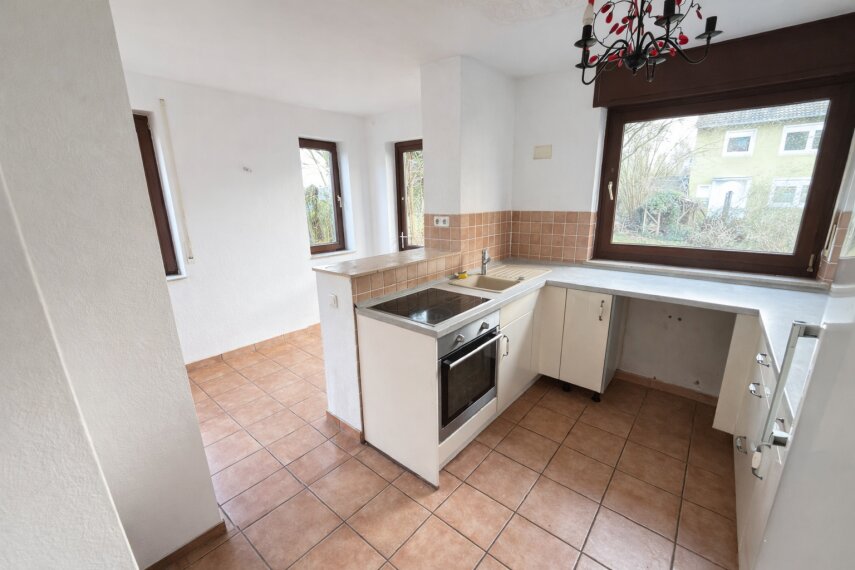 Helle Küche mit Blick in Garten