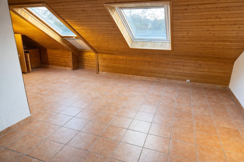 Helles Dachzimmer mit Holzdetails