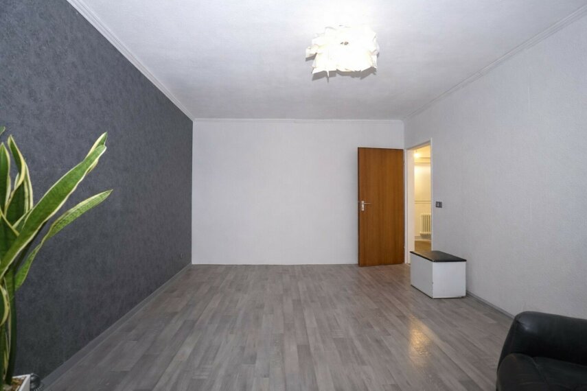 Wohnzimmer mit Balkonzugang