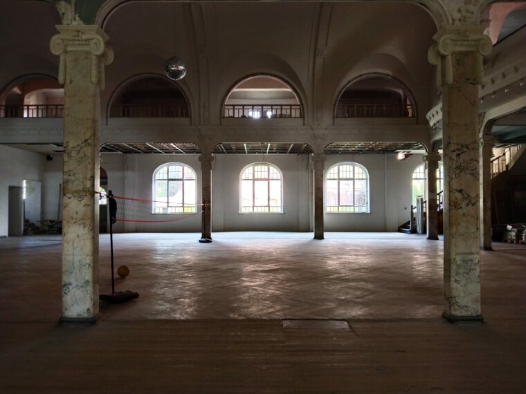 Saal mit Bühne und umlaufender Empore