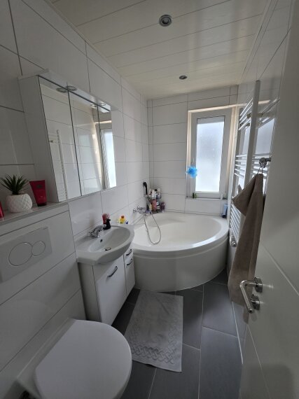 Badezimmer mit Wanne MFH