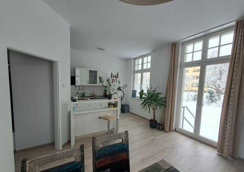 Wohnzimmer mit offener Küche