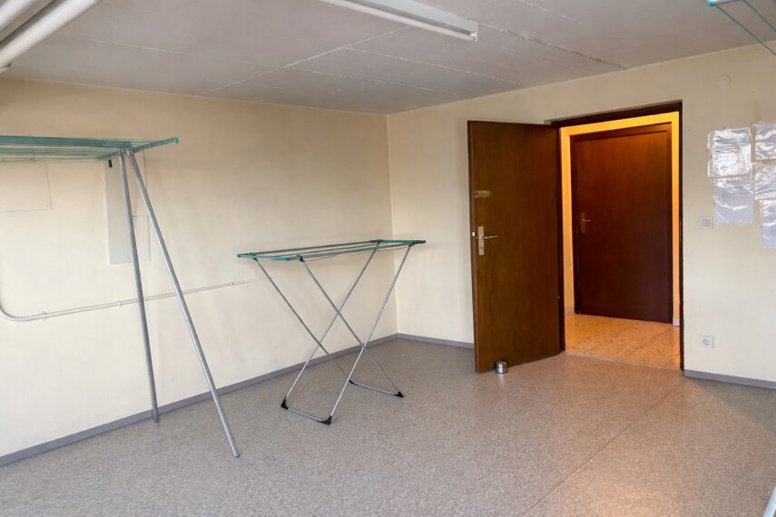 Wäschetrockenraum mit Zugang zum Garten