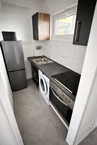 neue Einbauküche mit E-Geräten