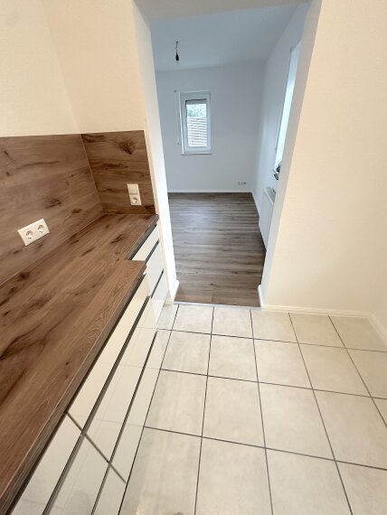 Küche mit Blick ins Wohnzimmer