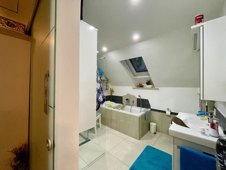 Bad mit Wanne und Dusche